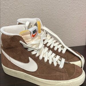 Nike Brown and White High-Top Sneakers
Mid77 women size6